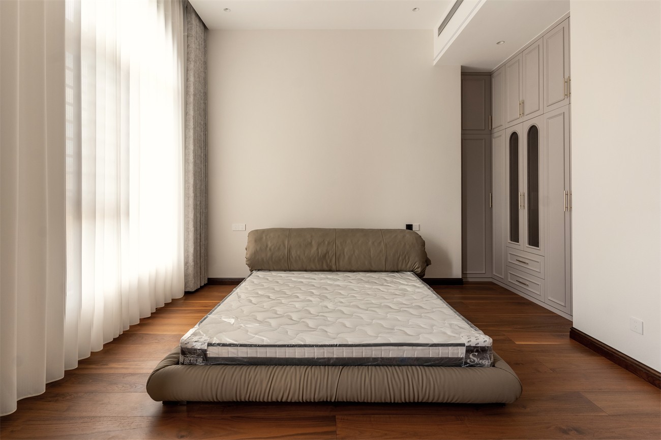 嘉和城依云灣800平現(xiàn)代輕奢臥室裝修完工實景圖