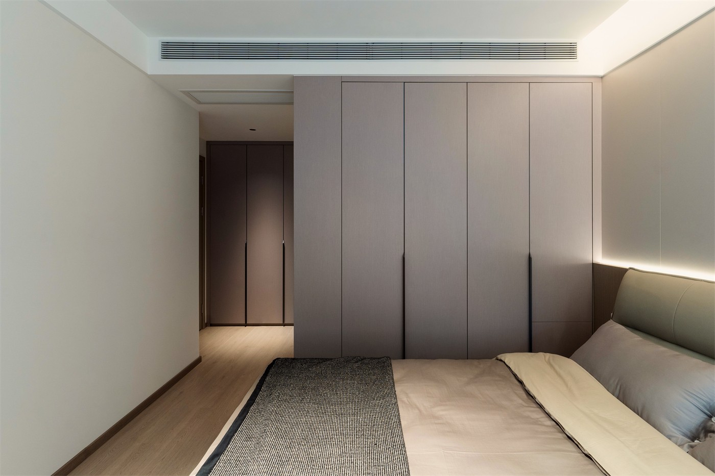 保利天悅臺(tái)143平現(xiàn)代風(fēng)格臥室裝修實(shí)景圖