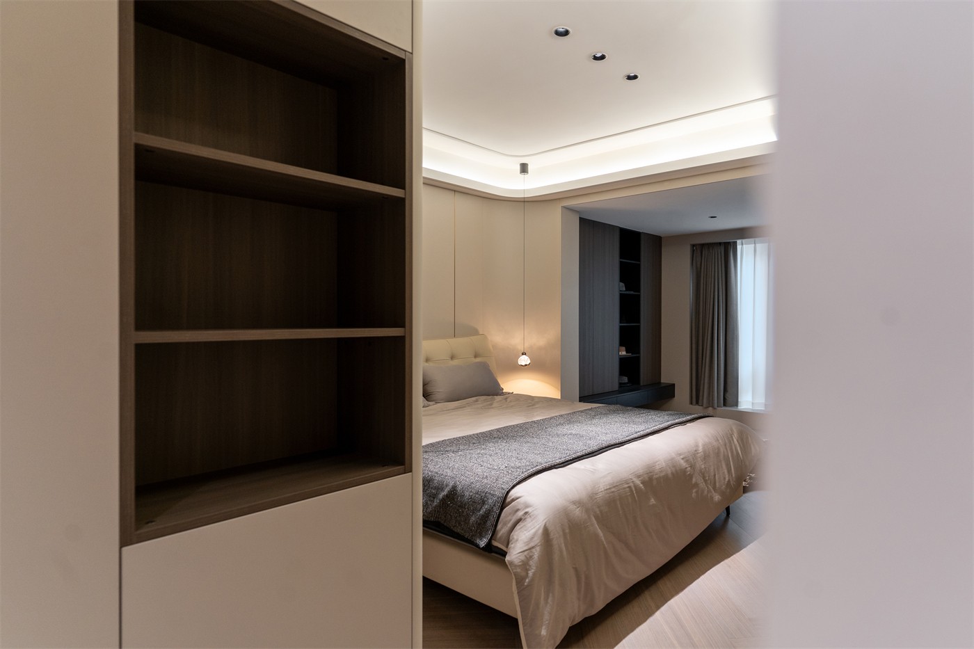 保利冠江墅143平意式輕奢臥室裝修完工實景圖