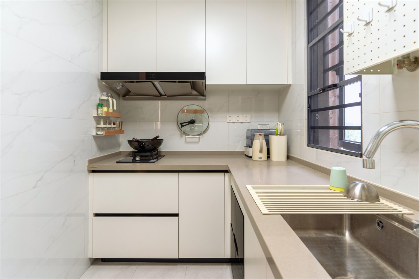 保利領秀廣場75平奶油風廚房裝修實景圖