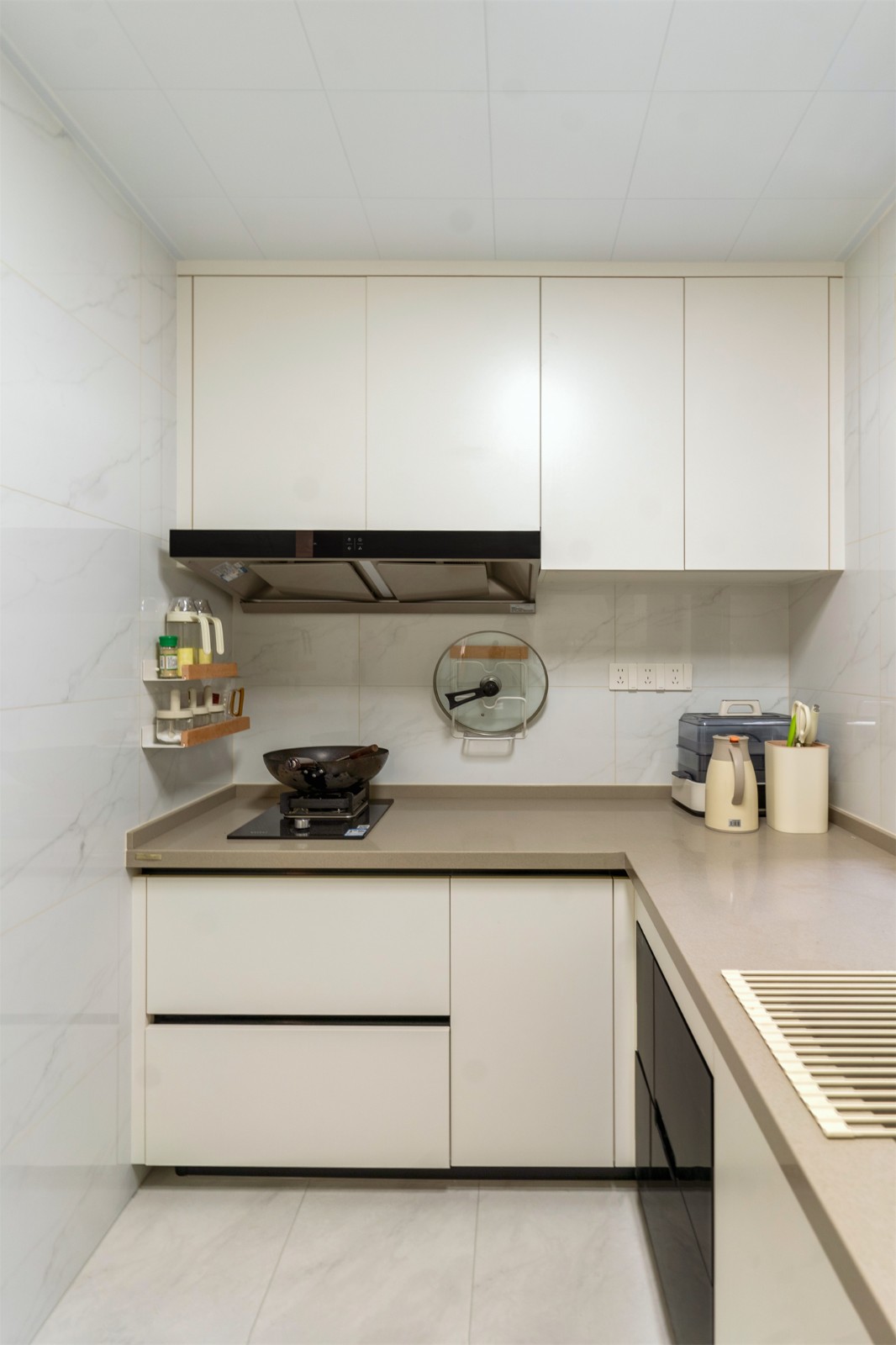 保利領秀廣場75平奶油風廚房裝修實景圖