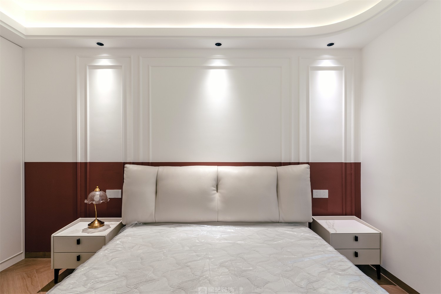 華潤(rùn)中山府113平法式中古臥室裝修完工實(shí)景圖