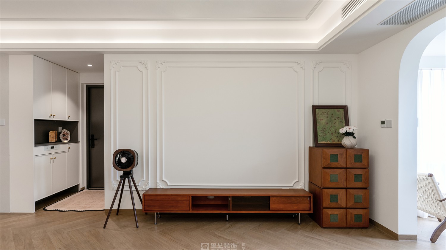 華潤(rùn)中山府113平法式中古客廳裝修完工實(shí)景圖