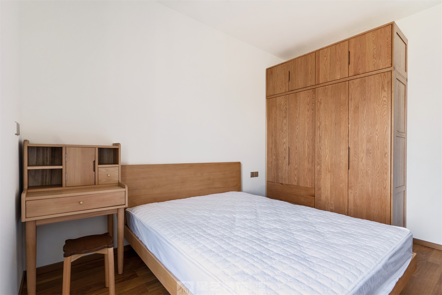 華潤西園悅府86平原木風(fēng)臥室裝修完工實景圖