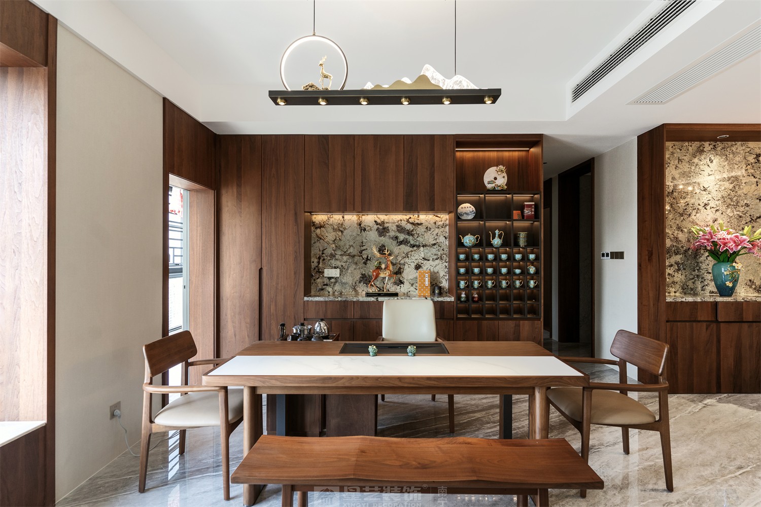 東方皇城260平簡(jiǎn)約中式客餐廳完工裝修實(shí)景圖