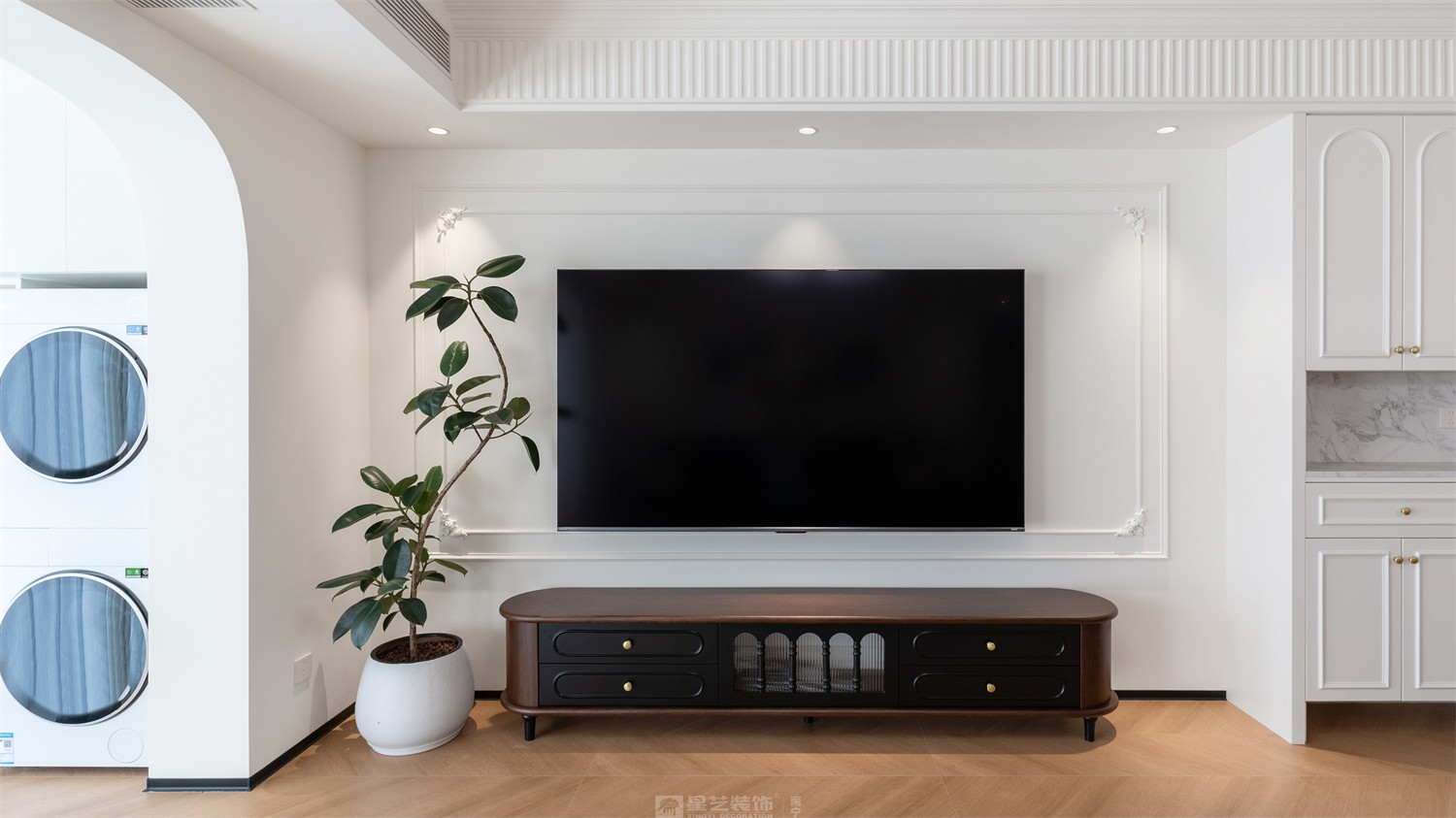 東方尊府118平中古風(fēng)客廳裝修完工實景圖