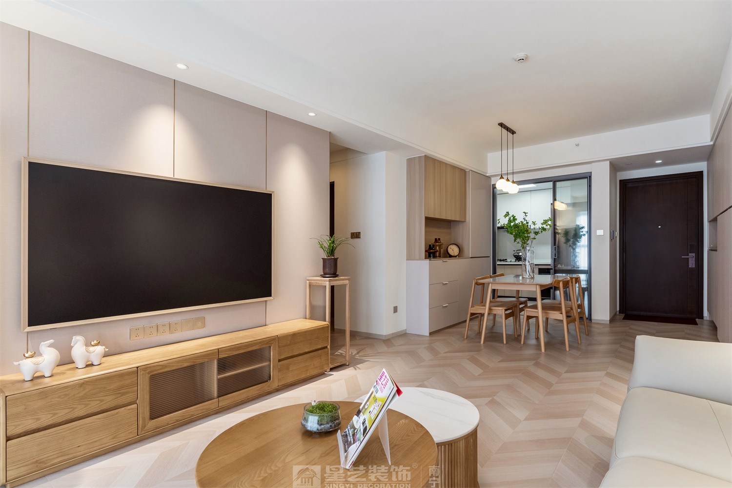 華潤西園悅府86平原木風(fēng)客廳裝修完工實景圖