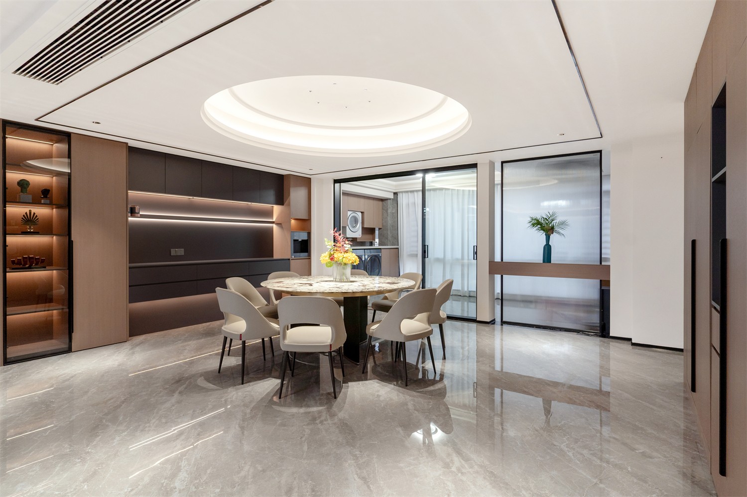 龍光玖瓏湖271平現(xiàn)代風(fēng)格餐廳裝修實(shí)景圖