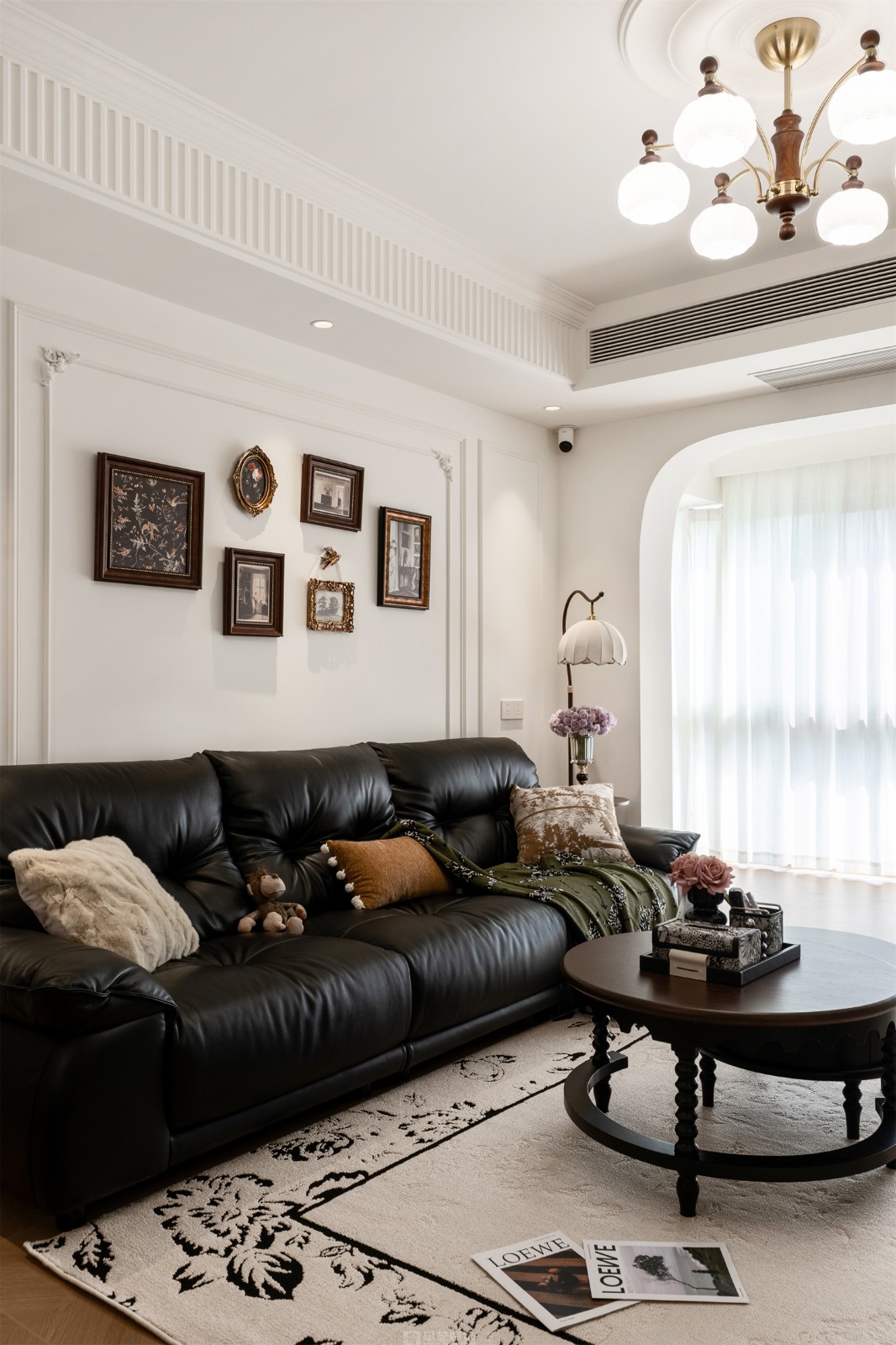 東方尊府118平中古風(fēng)客廳裝修完工實景圖