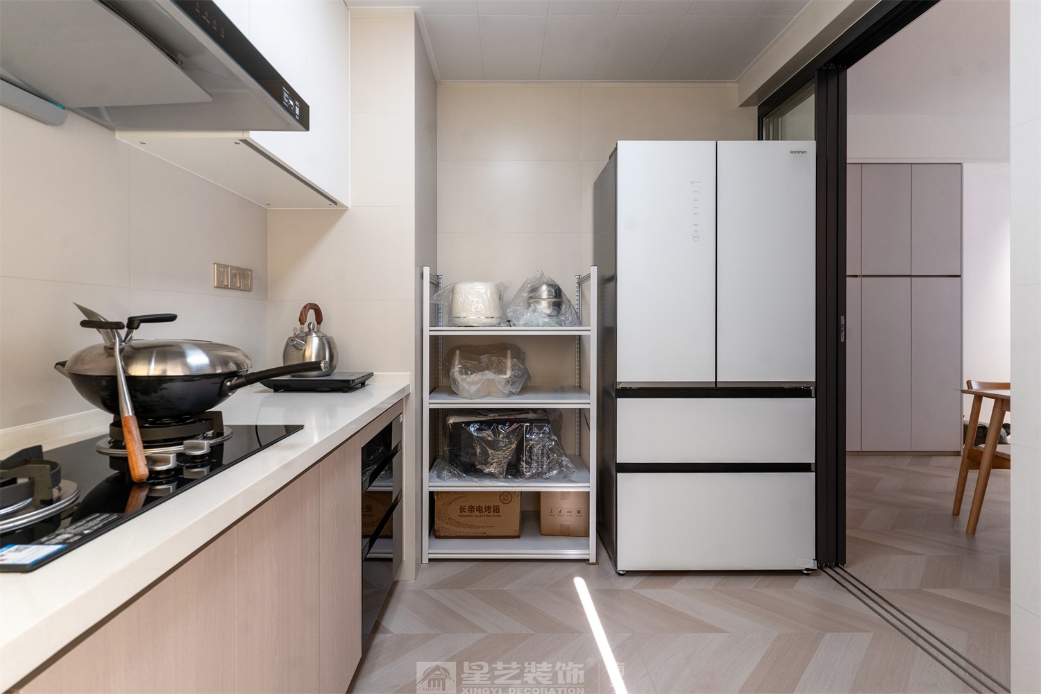 華潤西園悅府86平原木風(fēng)廚房裝修完工實景圖