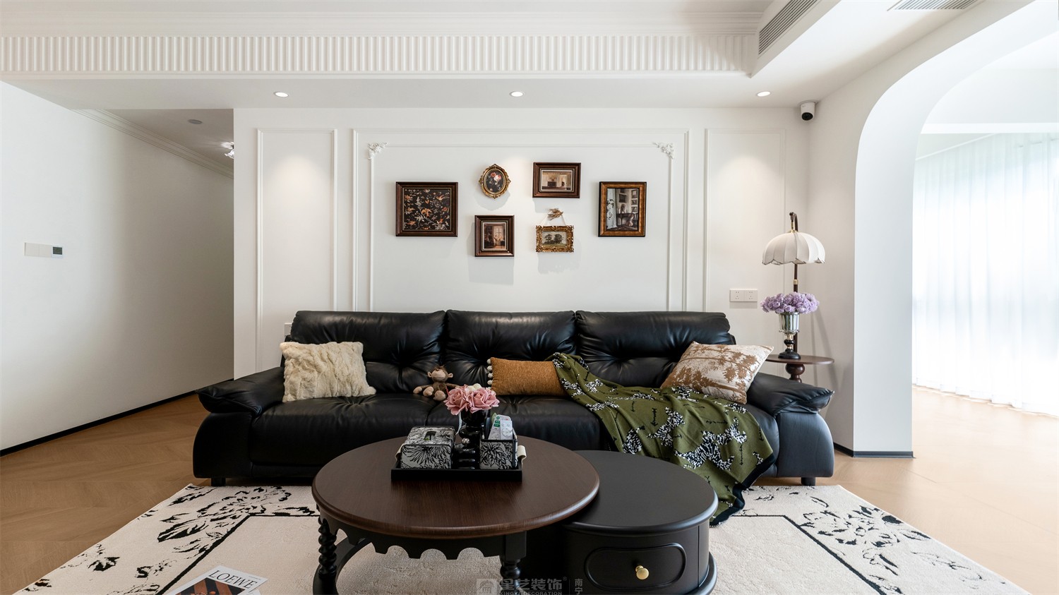 東方尊府118平中古風(fēng)客廳裝修完工實景圖