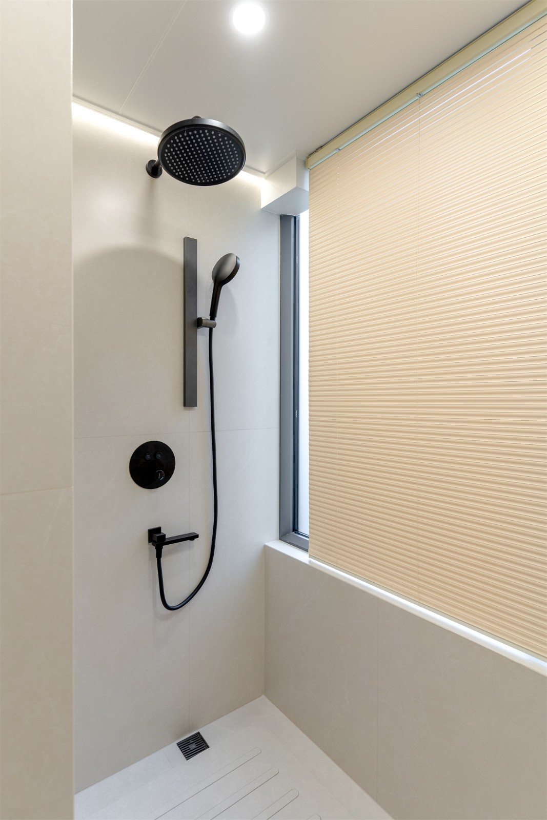 龍光玖瓏湖271平現(xiàn)代風(fēng)格衛(wèi)生間裝修實(shí)景圖