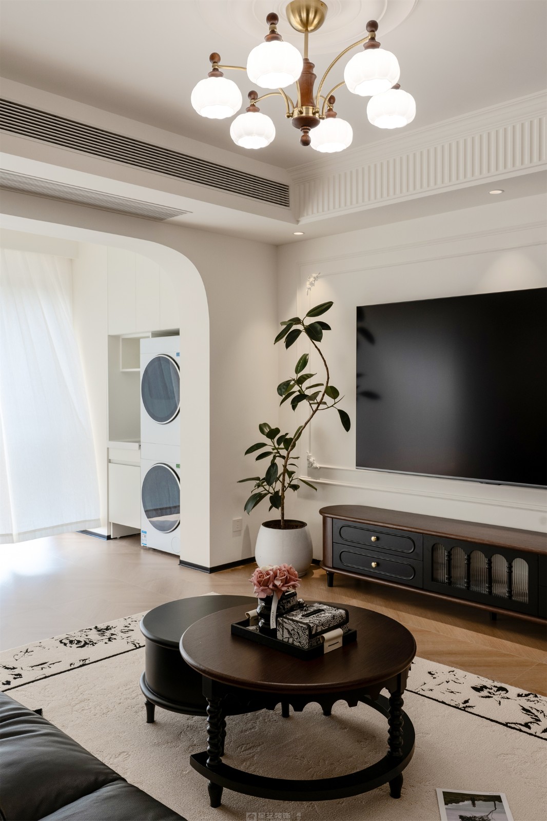 東方尊府118平中古風(fēng)客廳裝修完工實景圖