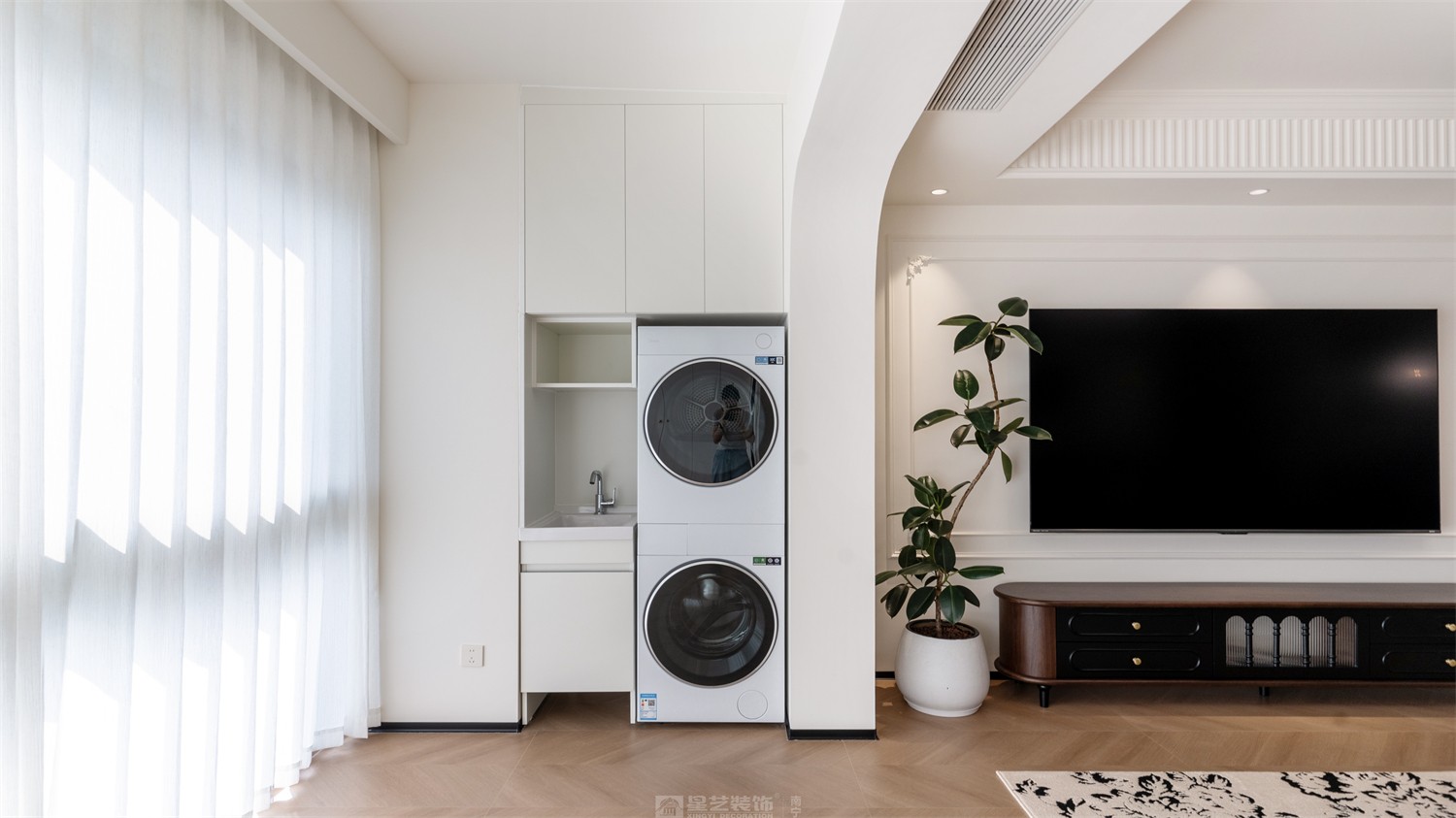 東方尊府118平中古風(fēng)陽臺裝修完工實景圖