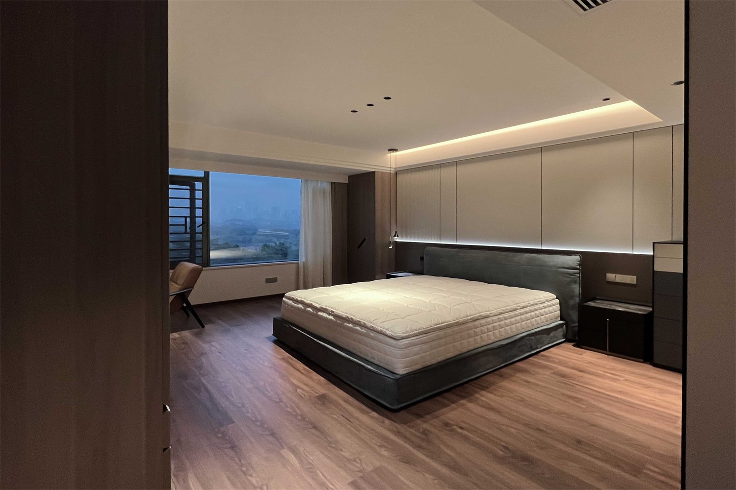 龍光玖瓏湖271平現(xiàn)代風(fēng)格臥室裝修實(shí)景圖